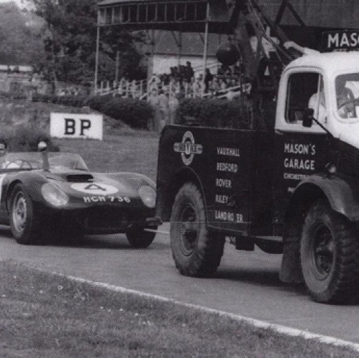 Whitsun Cup Goodwood1959 : Jim n'est 
pas très content de ce remorquage après 
son abandon...

Contribution de Thierry Gill du forum Autodiva